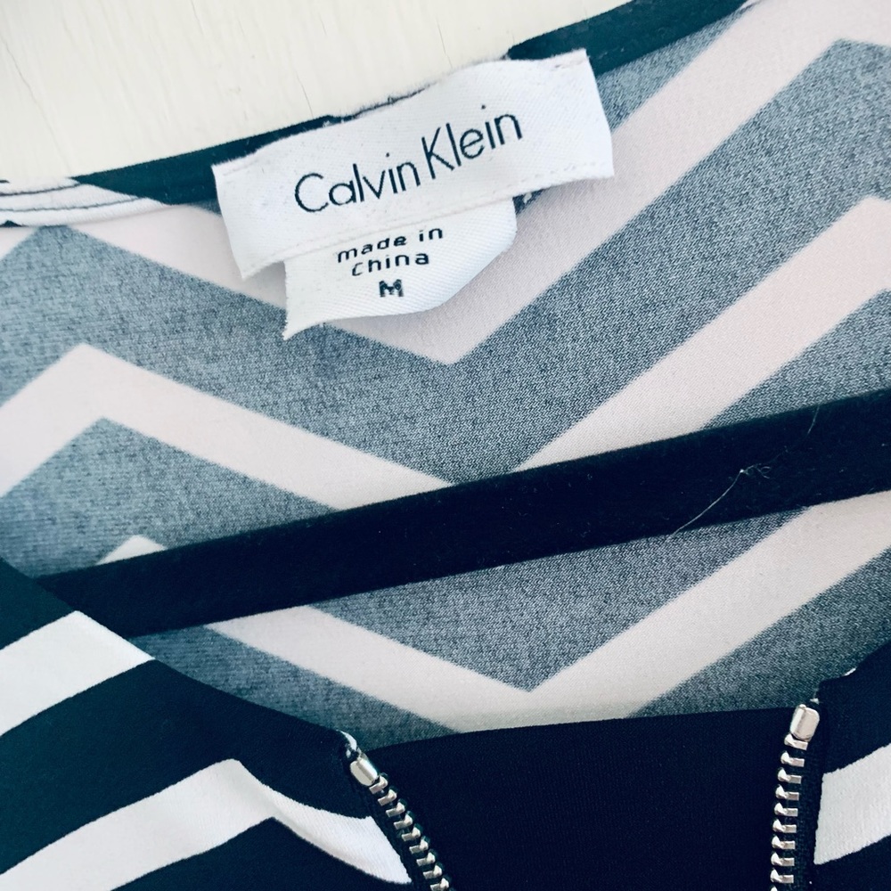 Calvin Klein Chevron Print Top - Picture 3 of 4